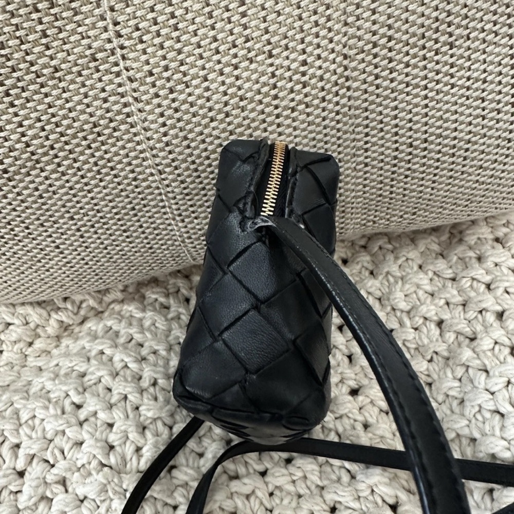 Bottega Veneta Intrecciato Shoulder Bag In Black Leather With Gold Hardware - Picture 5 of 15